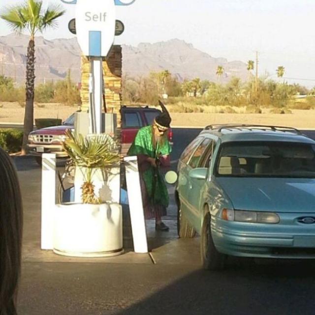 アメリカのガソリンスタンドで目撃された奇妙な写真