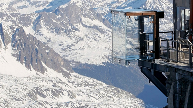 高さ1000メートルで足元が透明！フランスのエギーユ・デュ・ミディ山のテラスにできた展望室が怖すぎる
