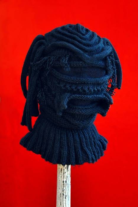 ニットの帽子の編みマスクがカオス