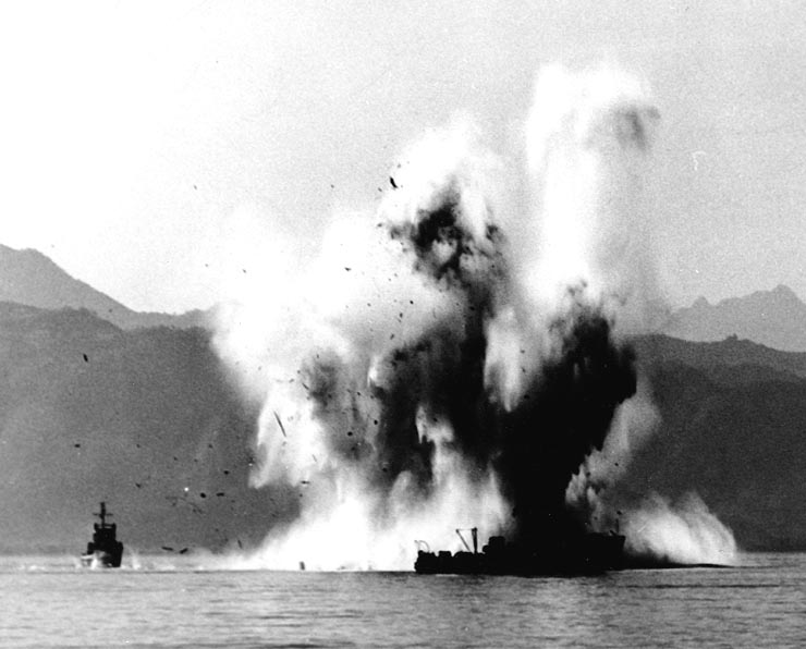 1950年10月18日、葛麻半島西側の元山港を掃海作業中に触雷して爆発する韓国軍の掃海艇YMS-516