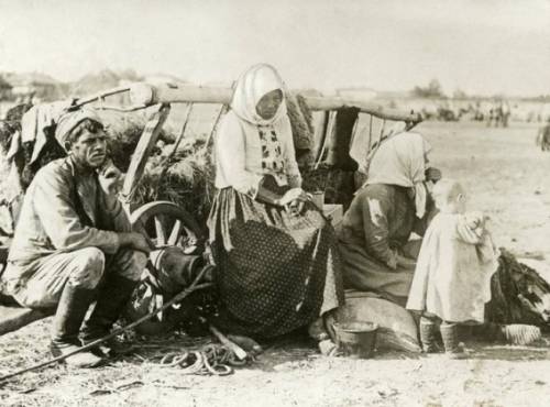 ロシアで1921年頃に撮影された貧しい人々