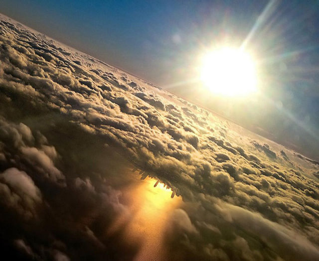 飛行機の窓側隻から見た美しい写真