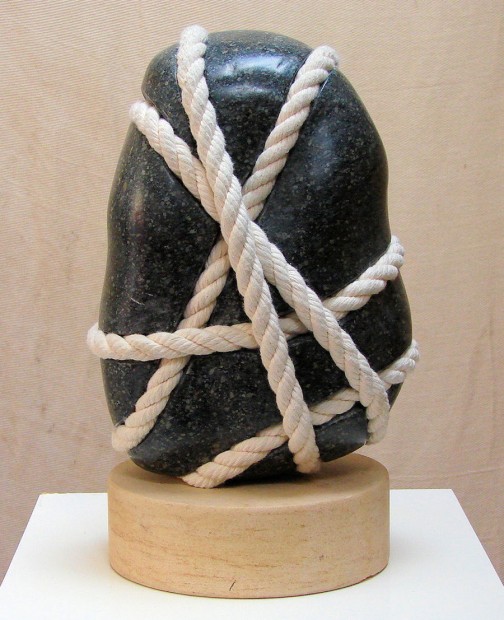 石をギュッと縛ったピーター・ブルックボールの彫刻 写真