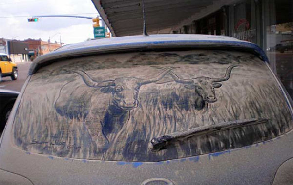 ホコリまみれな車に描いた落書きが半端なくスゴい写真