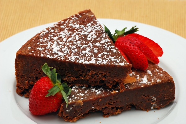 本当に美味しそうなチョコレートケーキの写真