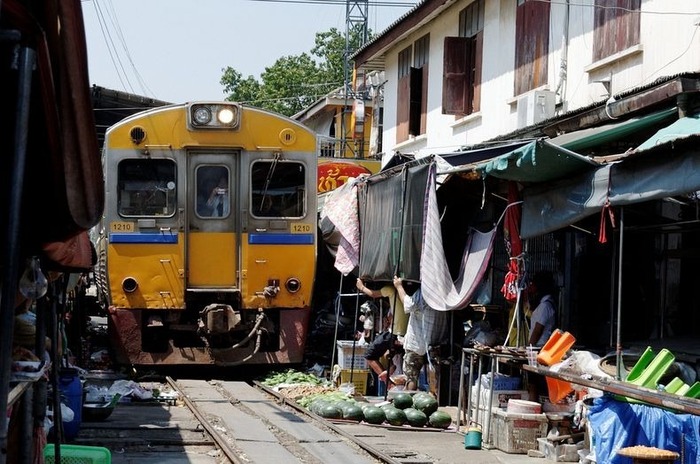 タイの「危険すぎる」と言われる鉄道市場
