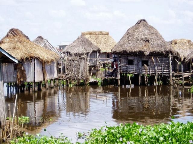 アフリカのヴェニスと言われる湖の上に作られた水上都市のガンビエの写真