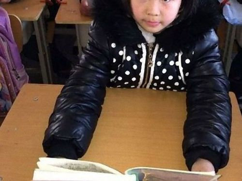 中国人が姿勢が良い理由が凄かった！武漢の小学校の写真