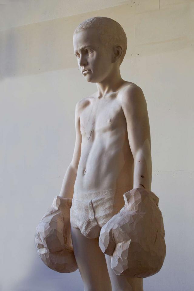 木を滑らかに削ったマリオ・ディリッツの彫刻　写真