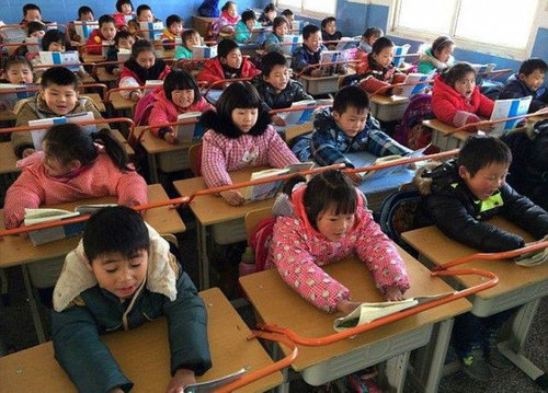 中国人が姿勢が良い理由が凄かった！武漢の小学校の写真