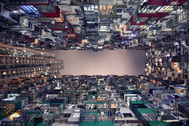 香港の高層マンションをローアングルから見上げて激写
