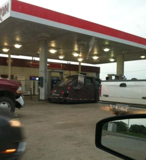アメリカのガソリンスタンドで目撃された奇妙な写真
