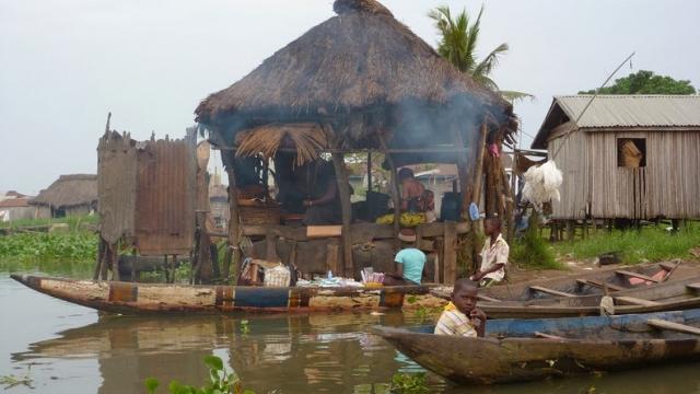 アフリカのヴェニスと言われる湖の上に作られた水上都市のガンビエの写真