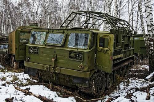 ロシアの森に放置された軍用車両の写真
