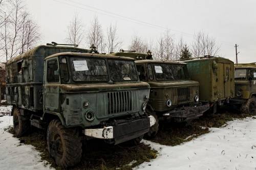 ロシアの森に放置された軍用車両の写真