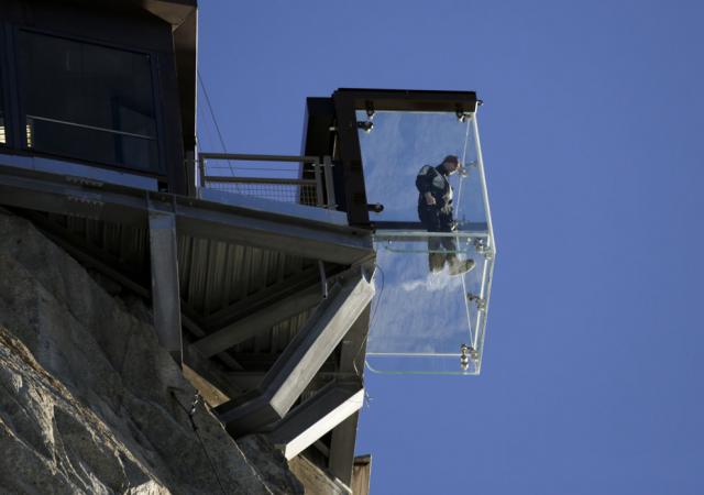 高さ1000メートルで足元が透明！フランスのエギーユ・デュ・ミディ山のテラスにできた展望室が怖すぎる