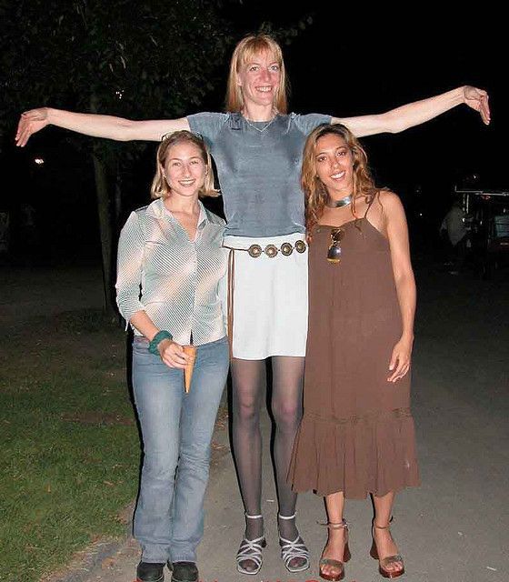 驚愕するほど背が高い、お姉さんたちの写真