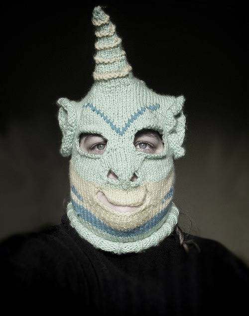 ニットの帽子の編みマスクがカオス