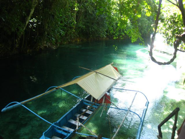 フィリピンにある透き通った神秘的な川の写真