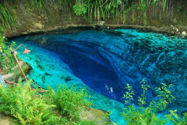 フィリピンにある透き通った神秘的な川の写真