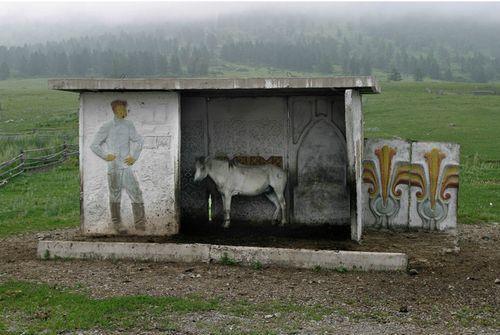 ソ連時代のバス停留所が独創的と話題になった写真