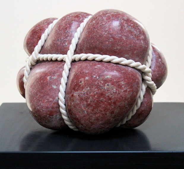 石をギュッと縛ったピーター・ブルックボールの彫刻 写真