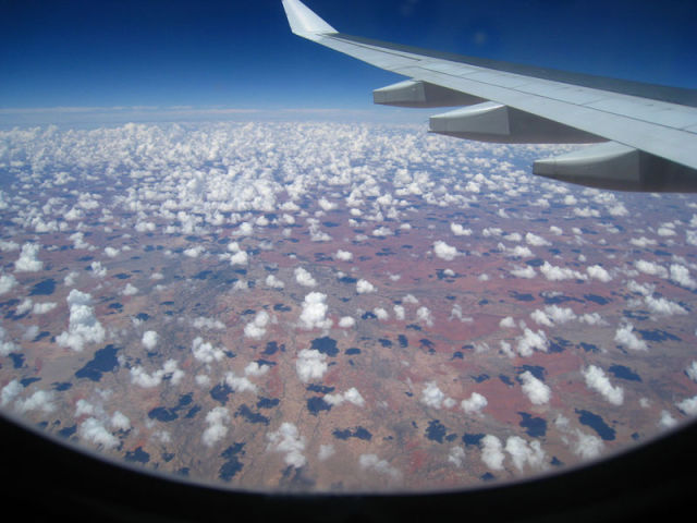 飛行機の窓側隻から見た美しい写真