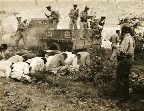 韓国軍・韓国警察による政治犯等の処刑（保導連盟事件）。1950年7月アメリカ軍撮影