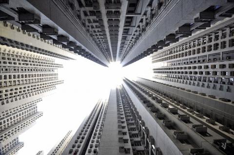 香港の高層マンションをローアングルから見上げて激写