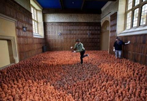 数万体の土偶が部屋を埋め尽くした写真 数万体の土偶が部屋を埋め尽くした写真
