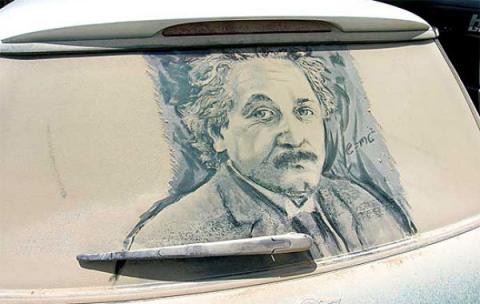 ホコリまみれな車に描いた落書きが半端なくスゴい写真