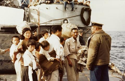 国連軍の艦艇に避難する韓国の避難民